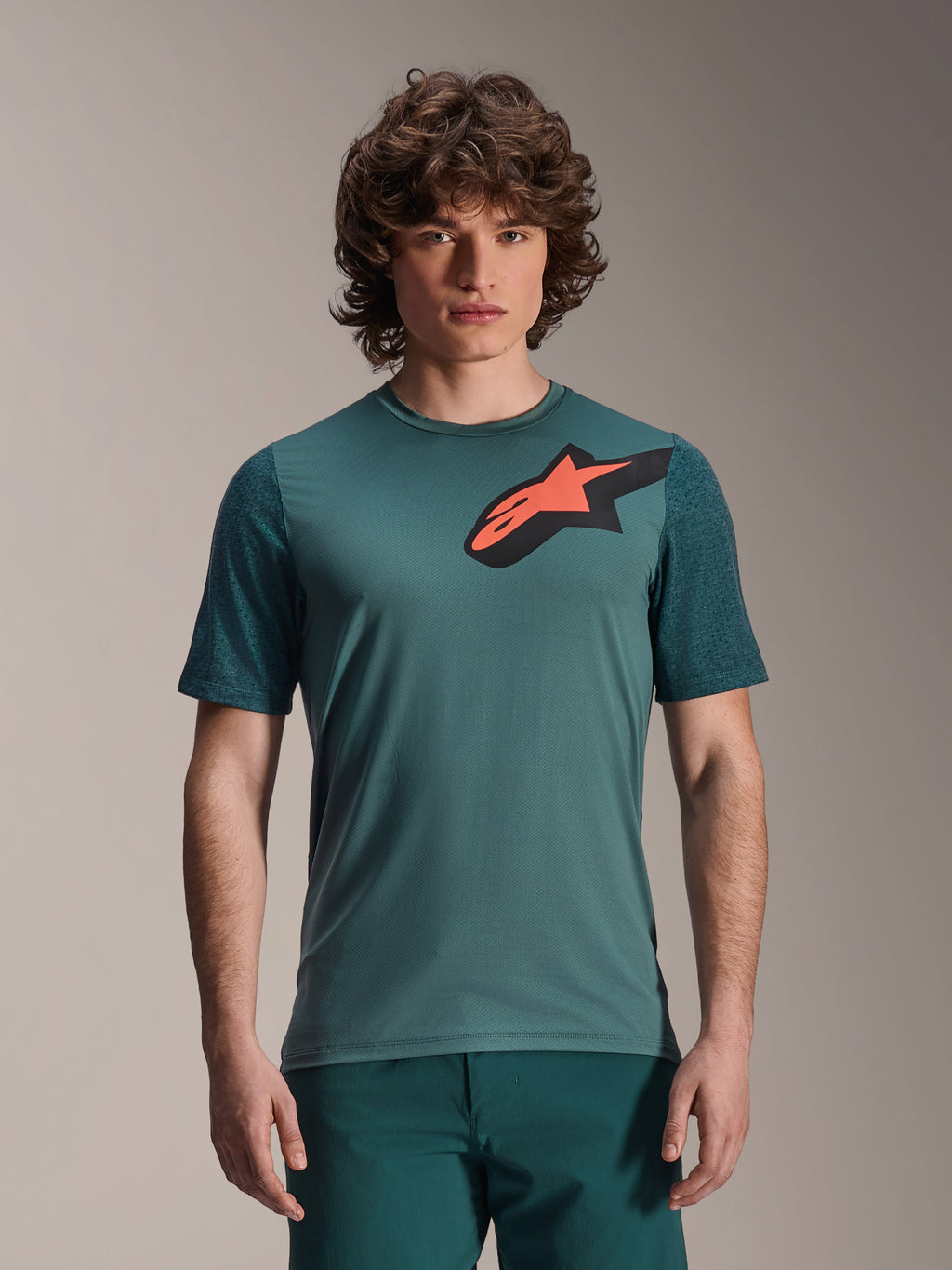 Alpinestars A-Dura Lipan Jersey, camisola de manga curta para BTT, verde Silver Pine, logótipo Astars grande em preto e laranja no peito, corte regular, tecido técnico leve para ciclismo de montanha
