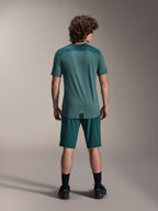 Calções Alpinestars A-Dura e Jersey A-Dura Lipan SS, verde Dark Pine, vista traseira num modelo, vestuário de performance para BTT com jersey de manga curta e calções a condizer, equipamento de ciclismo fora de estrada