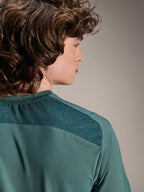 Camisola Alpinestars A-Dura Lipan - Manga Curta, Verde Silver Pine, grande plano da zona posterior do ombro mostrando a textura do tecido jacquard e painéis de malha respirável, equipamento de performance casual para ciclismo de montanha