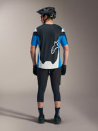 Camisola Alpinestars A-Dura Race SS azul e preta, com calções técnicos de MTB e equipamento de performance.