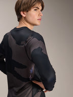 Camisola de Manga Comprida Alpinestars A-Dura Hollow Camo, preto camuflado, modelo masculino visto de costas, com um padrão de camuflagem escuro e logótipo estampado na parte inferior das costas, camisola de performance para BTT de manga comprida