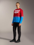 Camisola Alpinestars A-Dura ASTARS 2.0, manga comprida, gradiente vermelho e azul com logótipo branco no peito.