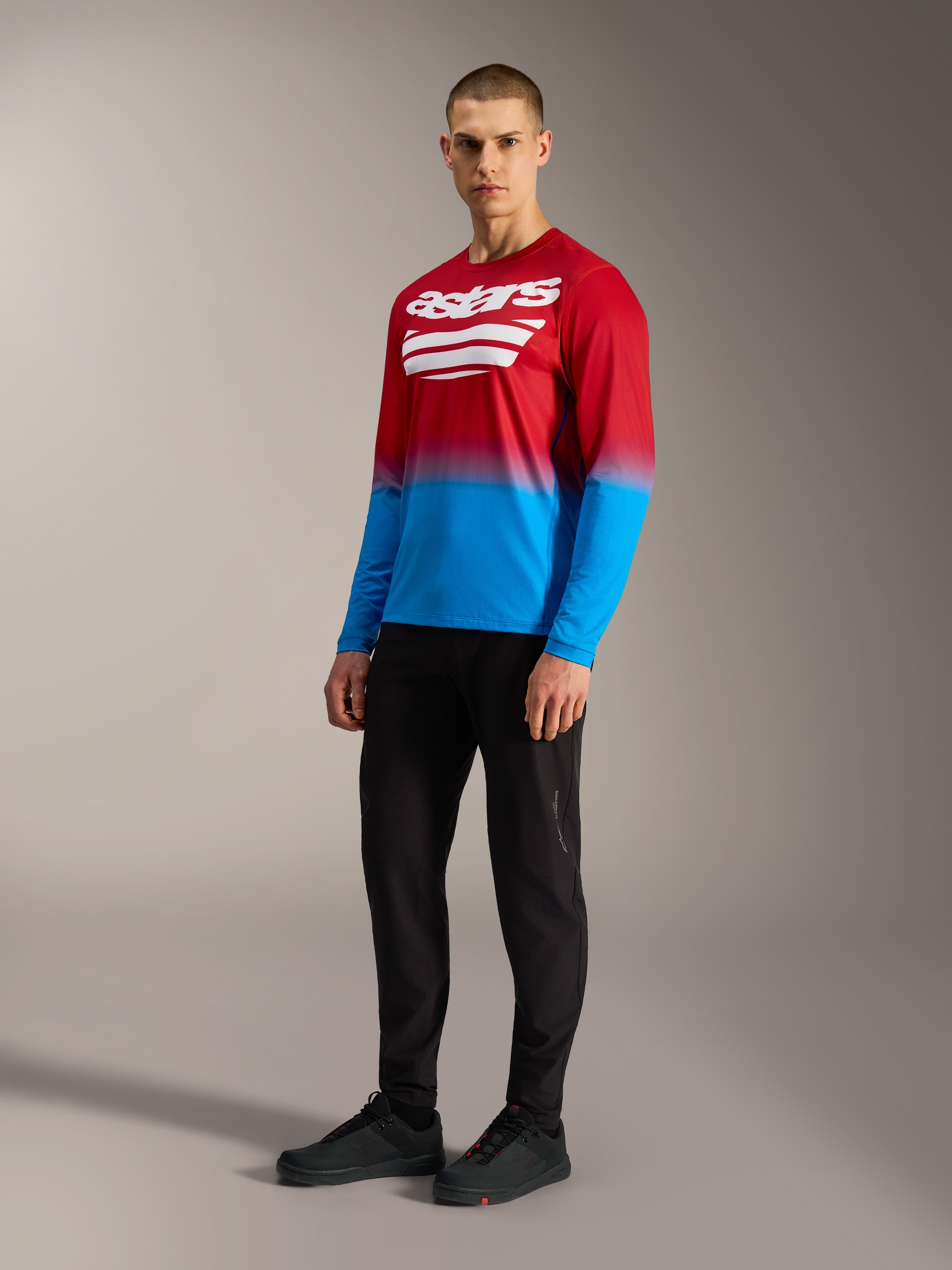 Camisola Alpinestars A-Dura ASTARS 2.0, manga comprida, gradiente vermelho e azul com logótipo branco no peito.