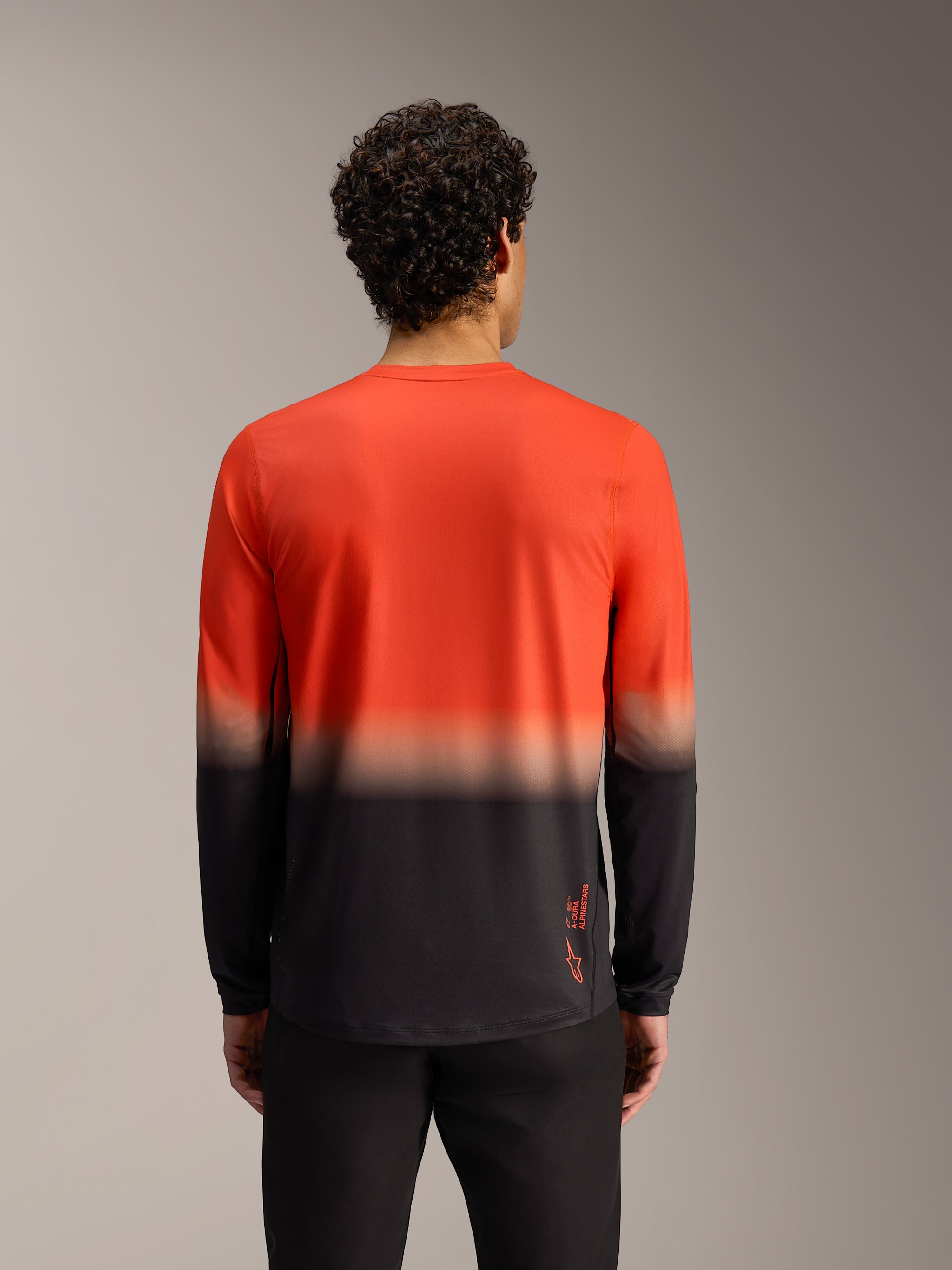 Camisola Alpinestars A-Dura ASTARS 2.0, manga comprida, gradiente laranja e preto, vista traseira de equipamento de BTT.