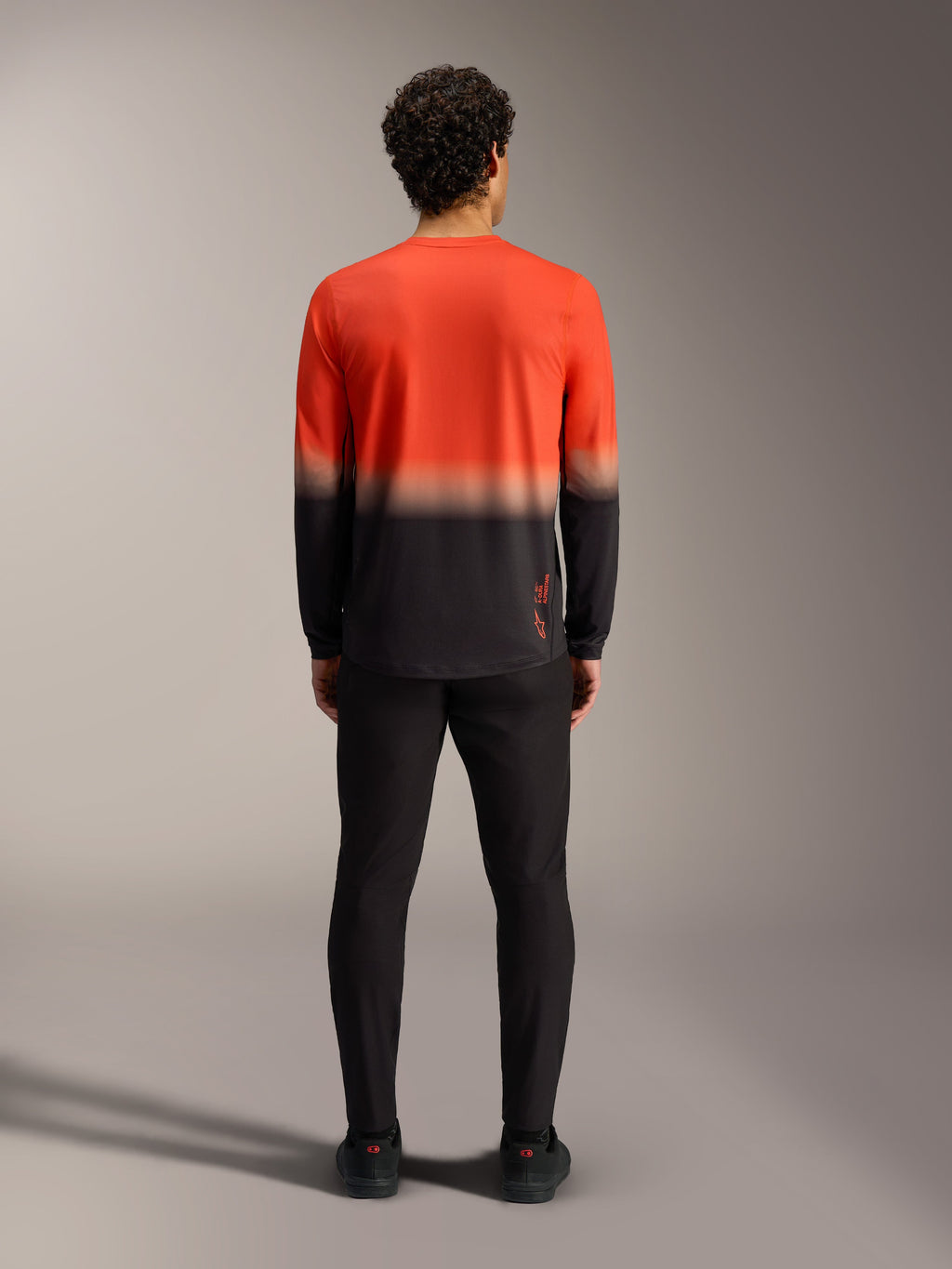 Camisola de BTT A-Dura ASTARS 2.0 em degradê laranja e preto, vista traseira de manga comprida com ajuste casual.