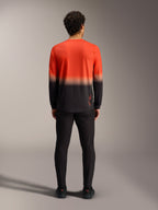 Camisola de BTT A-Dura ASTARS 2.0 em degradê laranja e preto, vista traseira de manga comprida com ajuste casual.