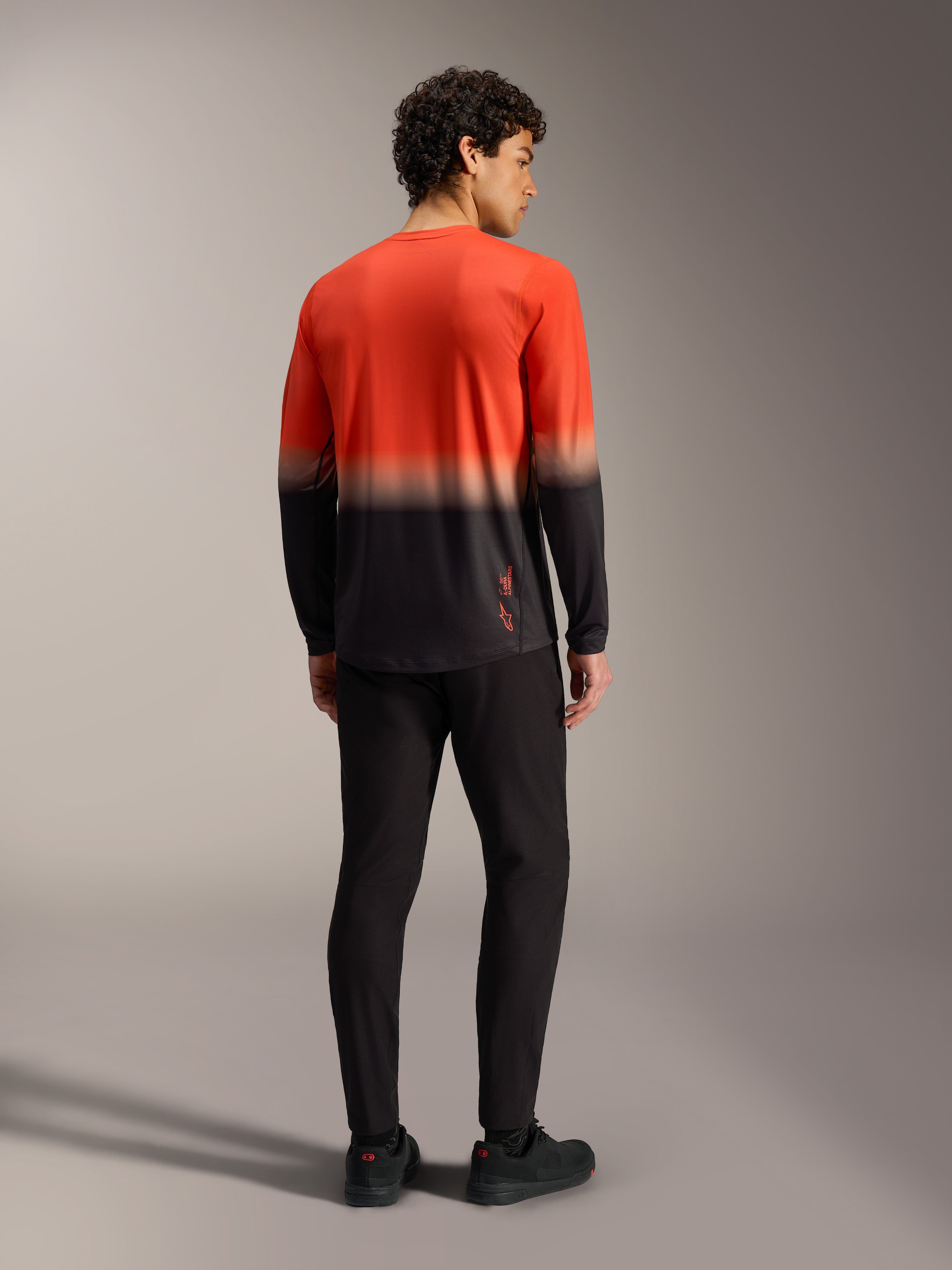 Camisola Alpinestars A-Dura ASTARS 2.0 em degradê laranja e preto, manga comprida, vista de trás para BTT.