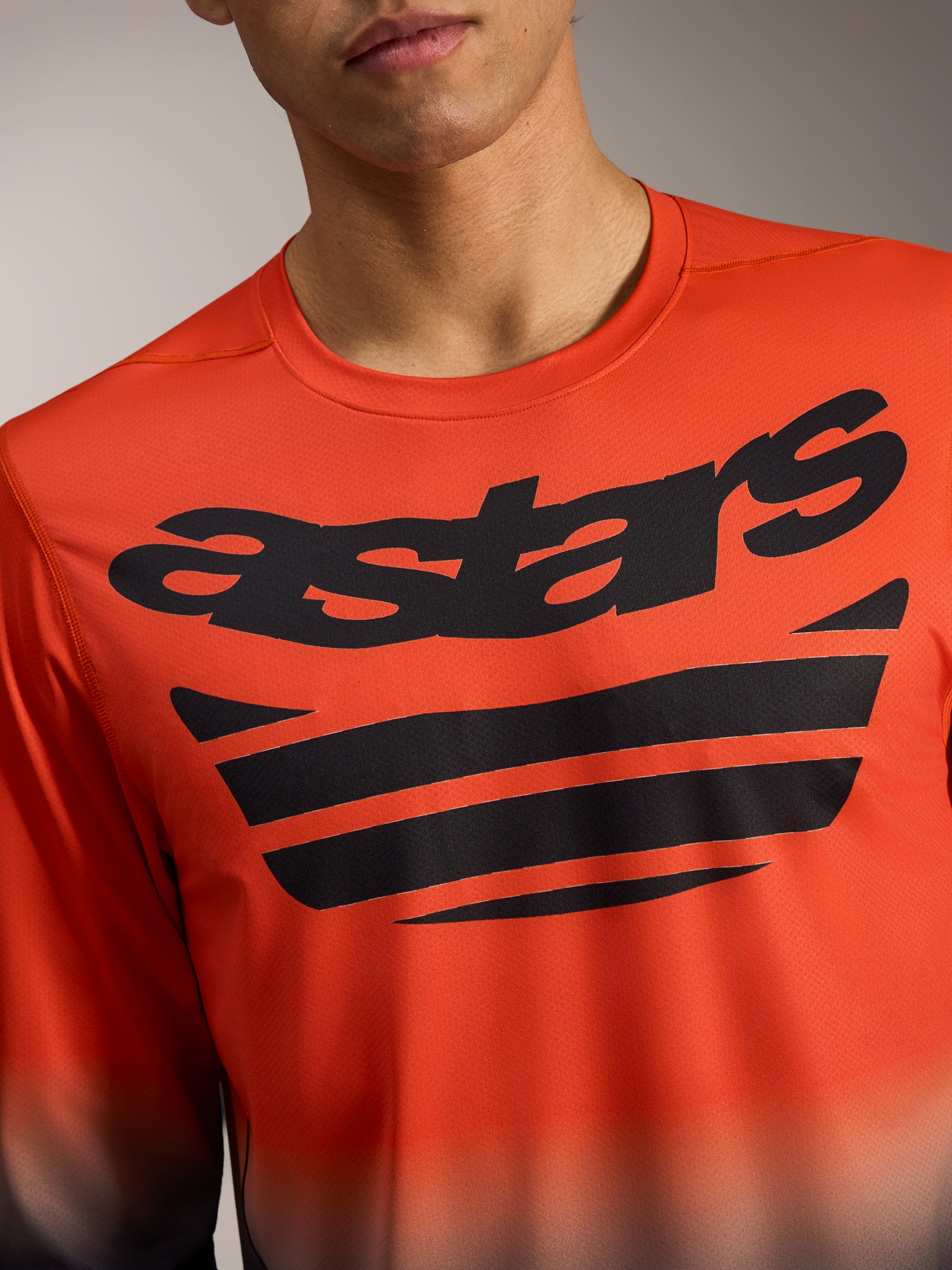 Camisola A-Dura ASTARS 2.0 laranja e preta, com logótipo destacado no peito e tecido jacquard elástico técnico.