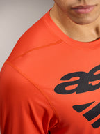 Camisola A-Dura ASTARS 2.0 laranja, com gráficos pretos e tecido de performance respirável e texturizado.