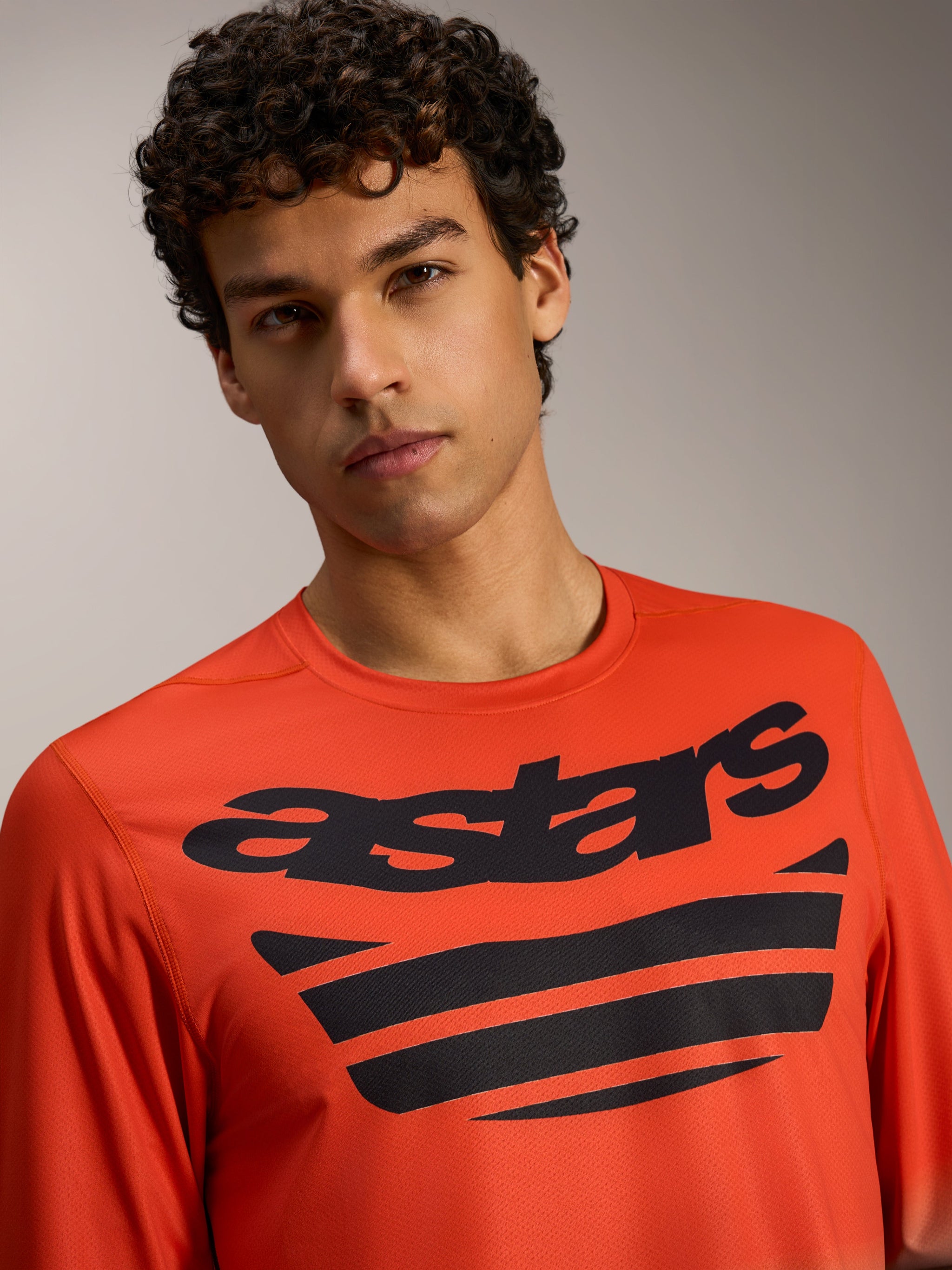 Camisola A-Dura ASTARS 2.0 laranja de manga comprida com logótipos pretos, vestuário técnico para trail BTT.