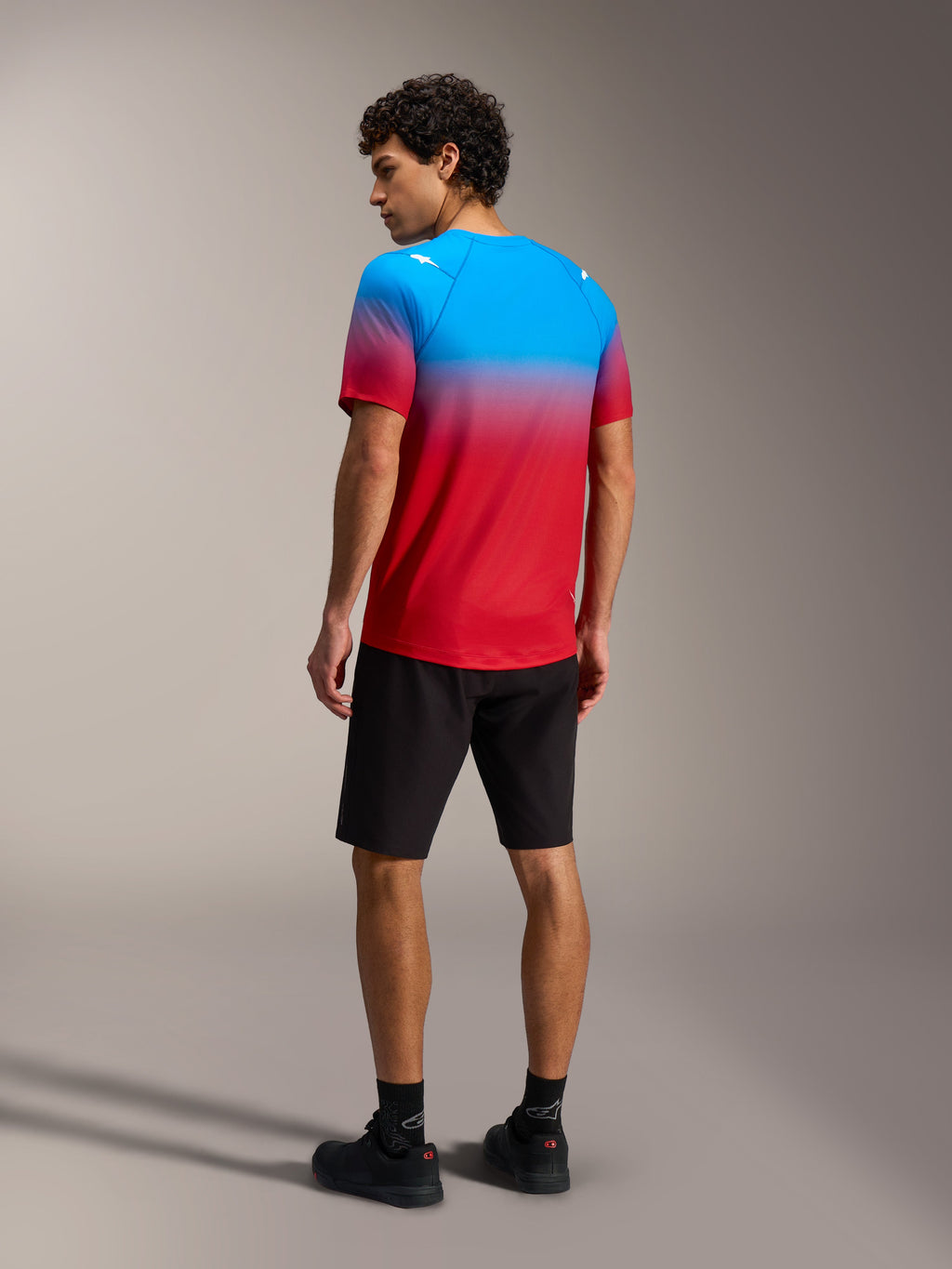 Camisola A-Dura ASTARS 2.0, degradê vermelho e azul vivo, vista traseira, equipamento de bicicleta de montanha