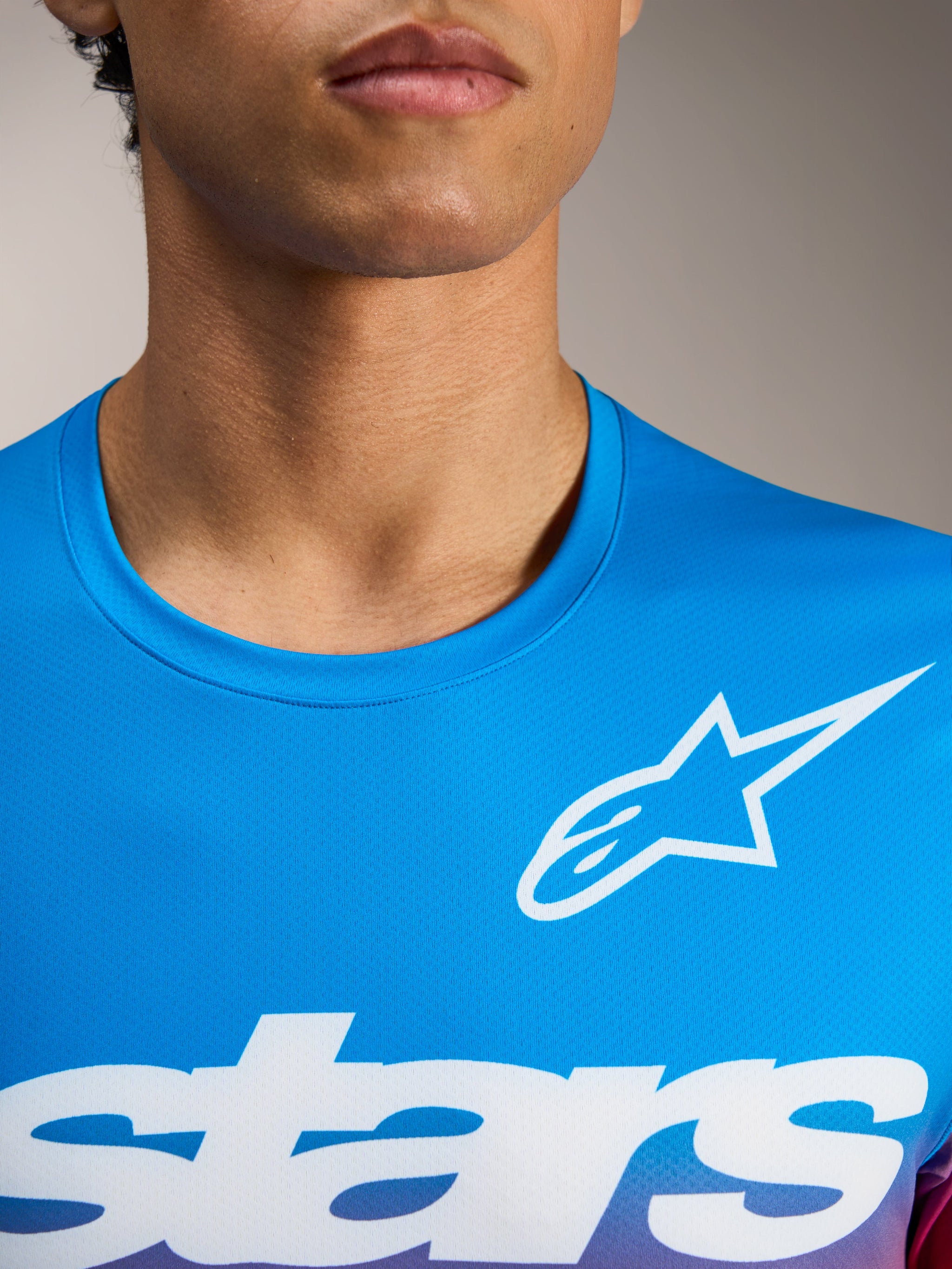 Camisola de BTT A-Dura ASTARS 2.0 azul brilhante, logótipo branco, manga curta e tecido jacquard respirável