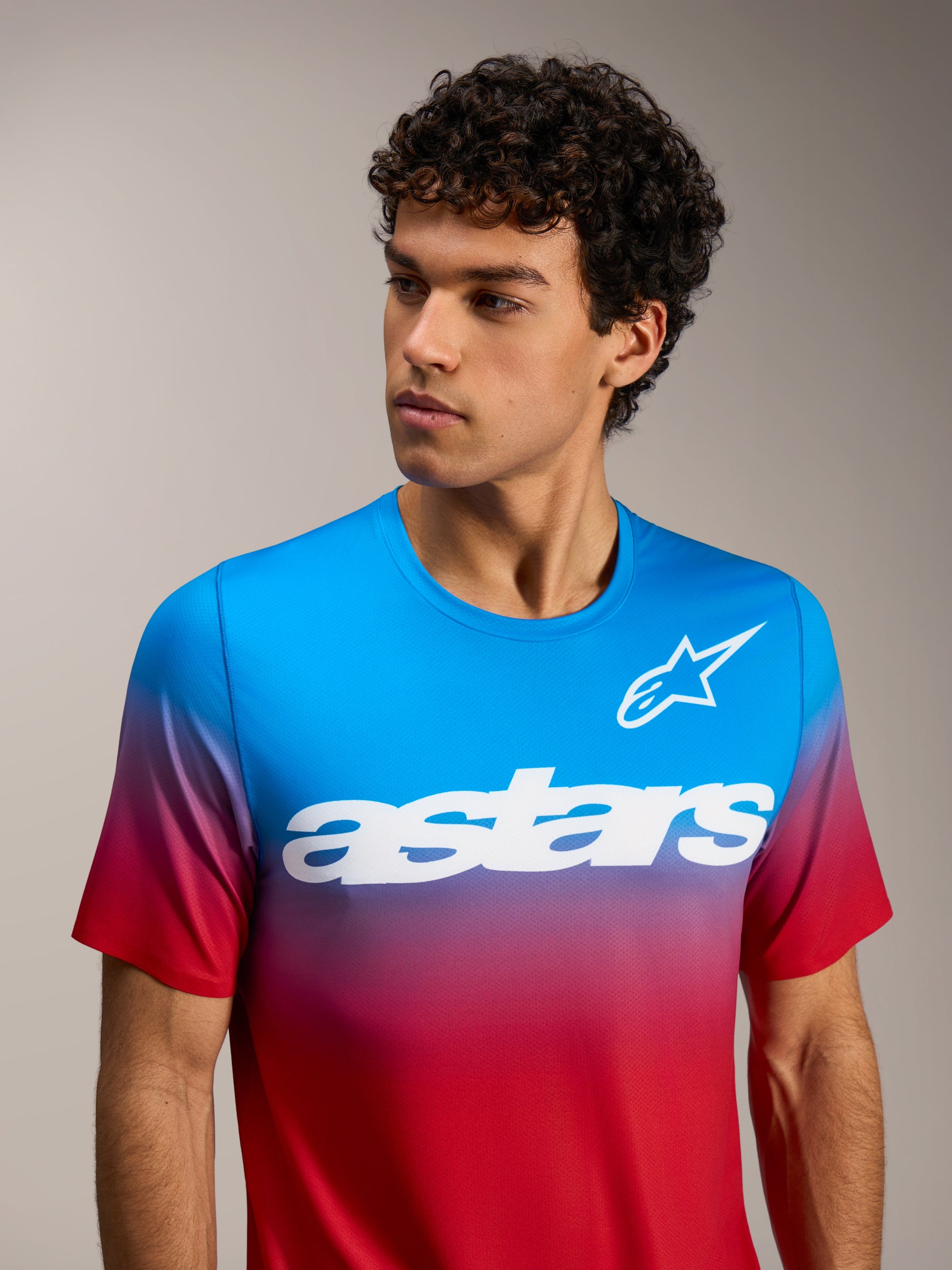Camisola A-Dura ASTARS 2.0 de manga curta, gradiente azul e vermelho com logótipo branco no peito para performance em MTB.