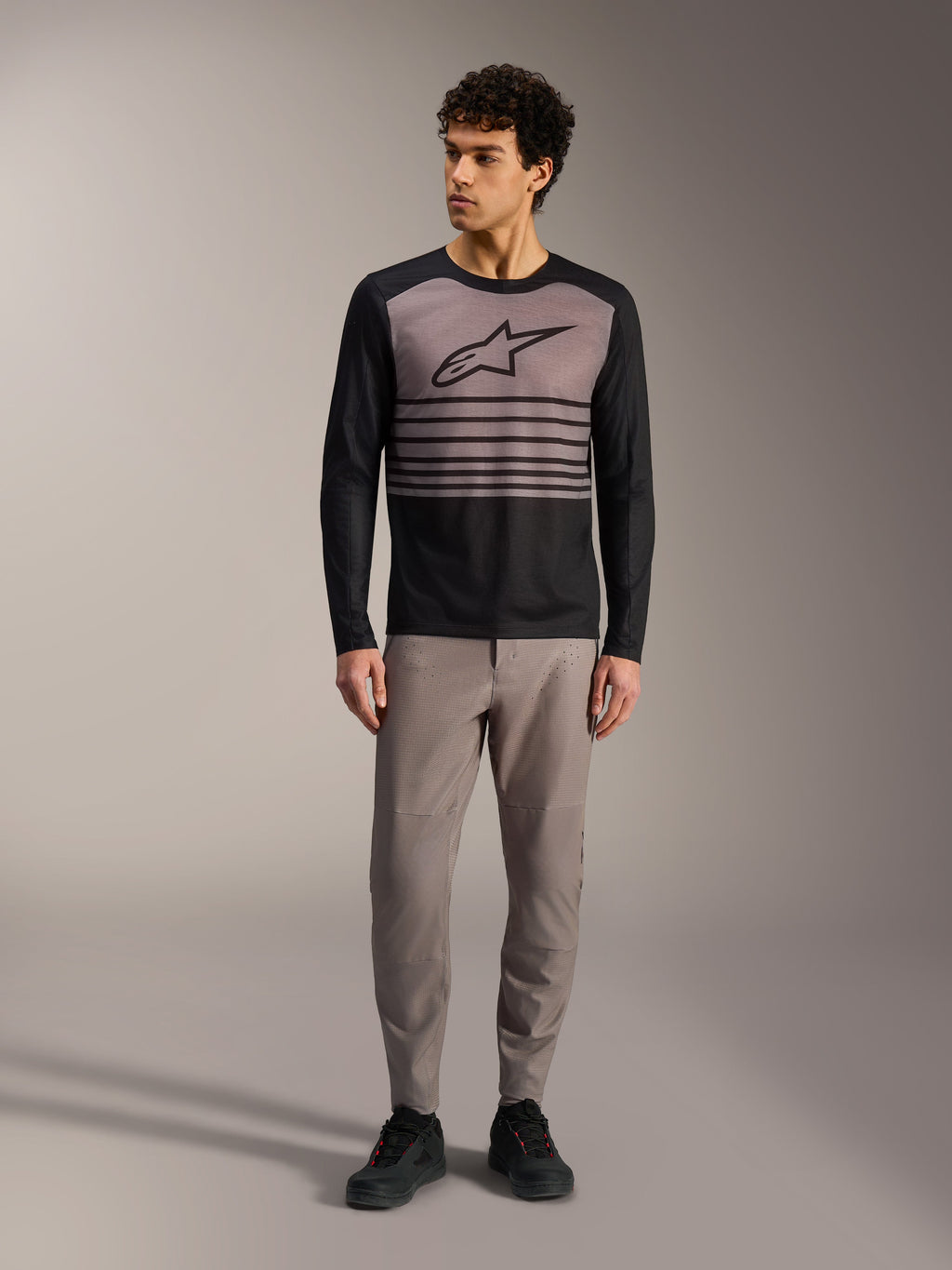 Alpinestars A-Dura Elite 2.0, camisola BTT de manga comprida preta e cinzenta com logótipo no peito e detalhes de riscas.