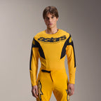 Conjunto de Equipamento Alpinestars Limited Edition A-Supra Melt Gold, camisola de BTT de manga comprida amarela e calças a condizer, marca astars preta no peito, corte de performance atlética para mountain bike