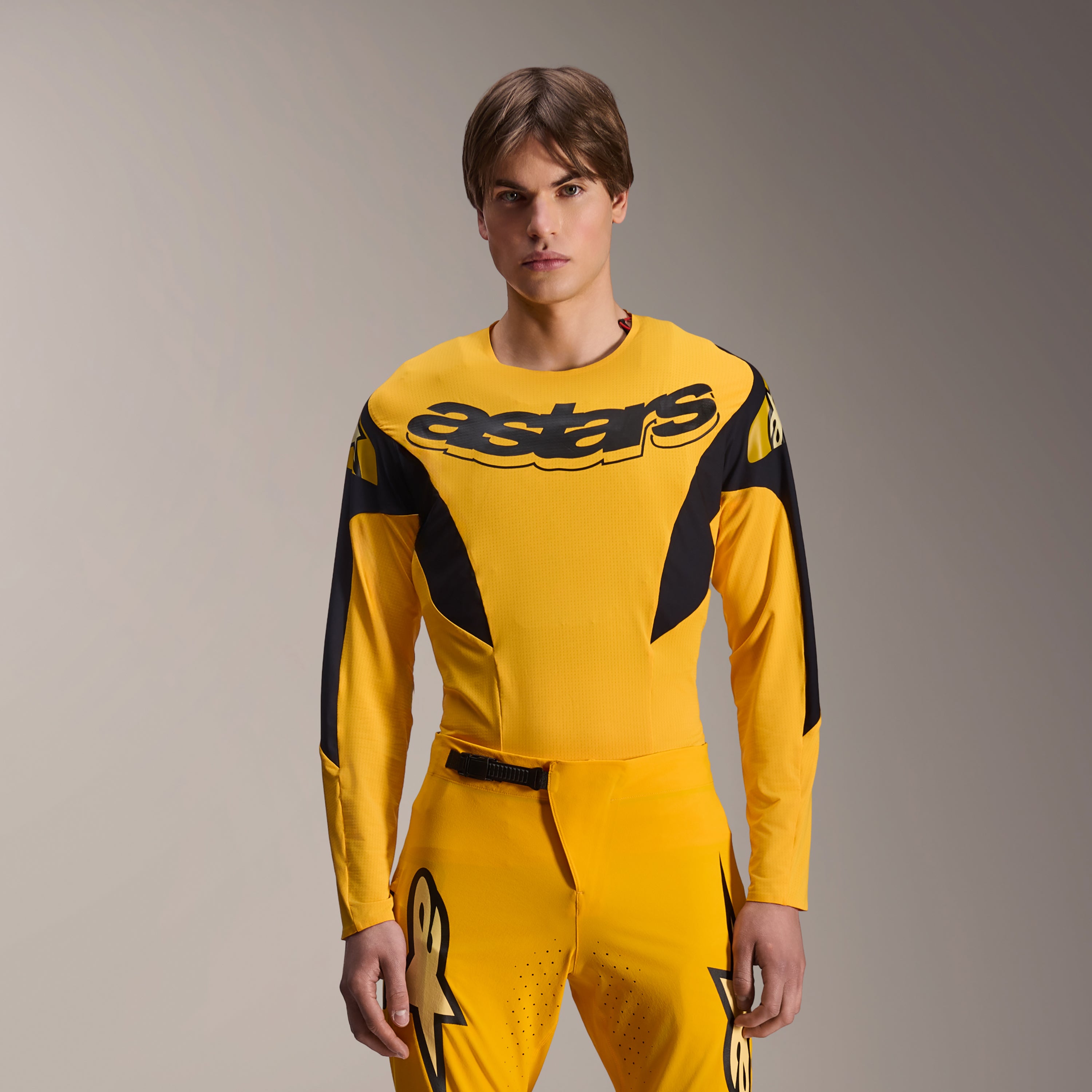 Conjunto de Equipamento Alpinestars Limited Edition A-Supra Melt Gold, camisola de BTT de manga comprida amarela e calças a condizer, marca astars preta no peito, corte de performance atlética para mountain bike