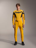 Conjunto de Equipamento Limited Edition A-Supra Melt Gold, roupa de BTT Alpinestars, amarelo escuro e preto, modelo a usar camisola de manga comprida com logótipo 'astars' arrojado no peito e calças de performance a condizer, com ventilação cortada a laser na parte interna das coxas e fecho de catraca seguro na cintura, kit de corrida profissional de BTT