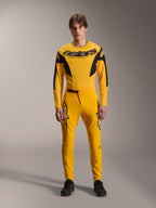Conjunto de Equipamento Limited Edition A-Supra Melt Gold, roupa de BTT Alpinestars, amarelo escuro e preto, modelo a usar camisola de manga comprida com logótipo 'astars' arrojado no peito e calças de performance a condizer, com ventilação cortada a laser na parte interna das coxas e fecho de catraca seguro na cintura, kit de corrida profissional de BTT