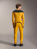 Camisola Alpinestars A-Supra Melt Gold Edição Limitada, camisola de MTB de manga comprida, amarelo escuro, vista traseira, com painéis pretos nos ombros, usada com calças amarelas a condizer com grande logótipo preto na parte traseira, equipamento de ciclismo de performance