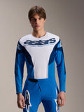Camisola de manga comprida Alpinestars A-Supra Melt, camisola de MTB azul e branca, com logótipo astars em destaque no peito, mangas azul-escuras, calças de corrida azuis a condizer com logótipos de estrelas brancos, equipamento de mountain bike de alta performance