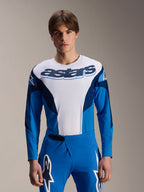 Camisola de manga comprida Alpinestars A-Supra Melt, camisola de MTB azul e branca, com logótipo astars em destaque no peito, mangas azul-escuras, calças de corrida azuis a condizer com logótipos de estrelas brancos, equipamento de mountain bike de alta performance