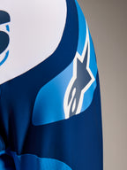 Alpinestars A-Supra Melt Jersey, camisola de MTB de manga comprida em azul, detalhe da manga mostrando o logótipo ASTARS e o tecido microperfurado para ventilação
