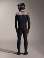 Kit BTT Alpinestars A-Supra Elite preto, camisola e calças de alta performance com capacete integral, vista traseira.
