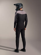 Kit Alpinestars A-Supra Elite MTB em preto e cinzento, com camisola de performance e calças de corrida visto de costas.