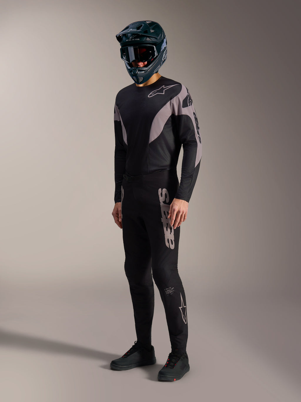 Kit MTB A-Supra Elite em preto e cinzento, com calças e camisola elásticas de performance e branding Alpinestars.