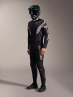 Kit MTB A-Supra Elite em preto e cinzento, com calças e camisola elásticas de performance e branding Alpinestars.
