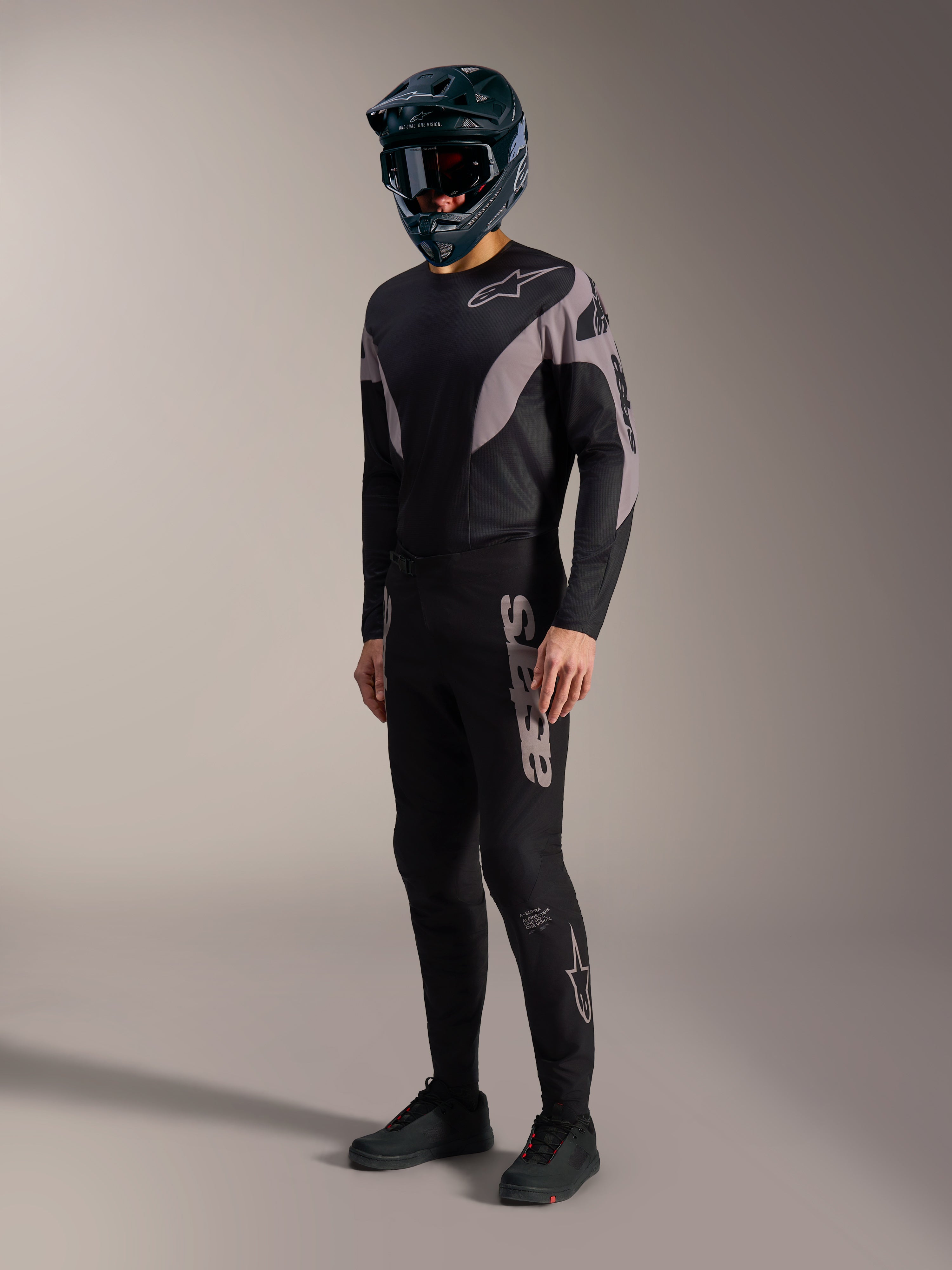 Kit MTB A-Supra Elite em preto e cinzento, com calças e camisola elásticas de performance e branding Alpinestars.