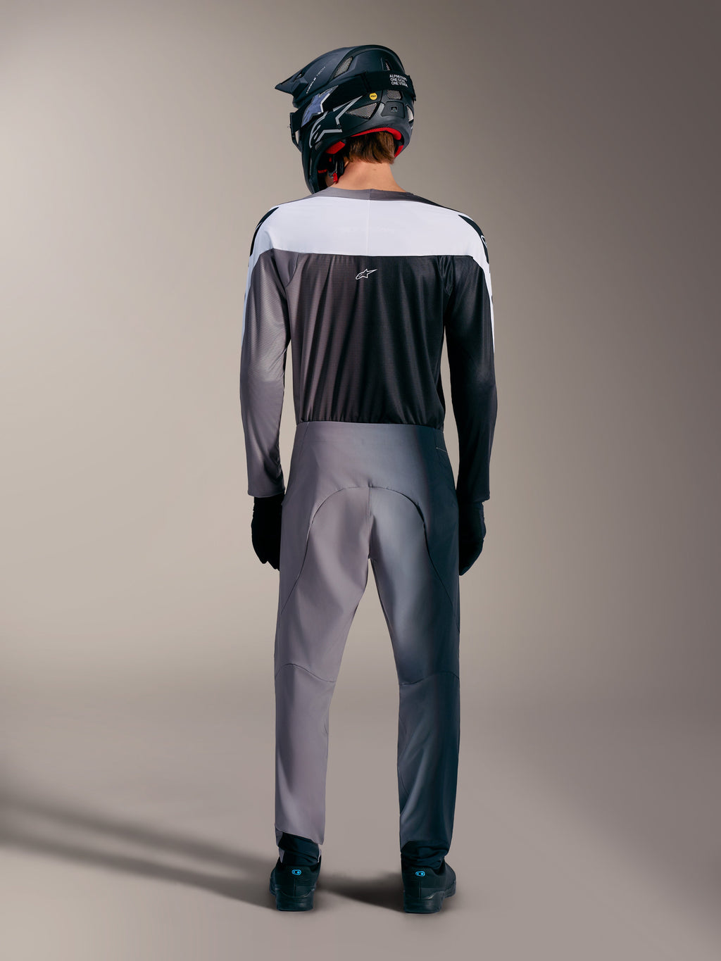 Conjunto A-Supra Elite em Faded Gray, vista traseira de camisola e calças de BTT premium com logótipo Astars.