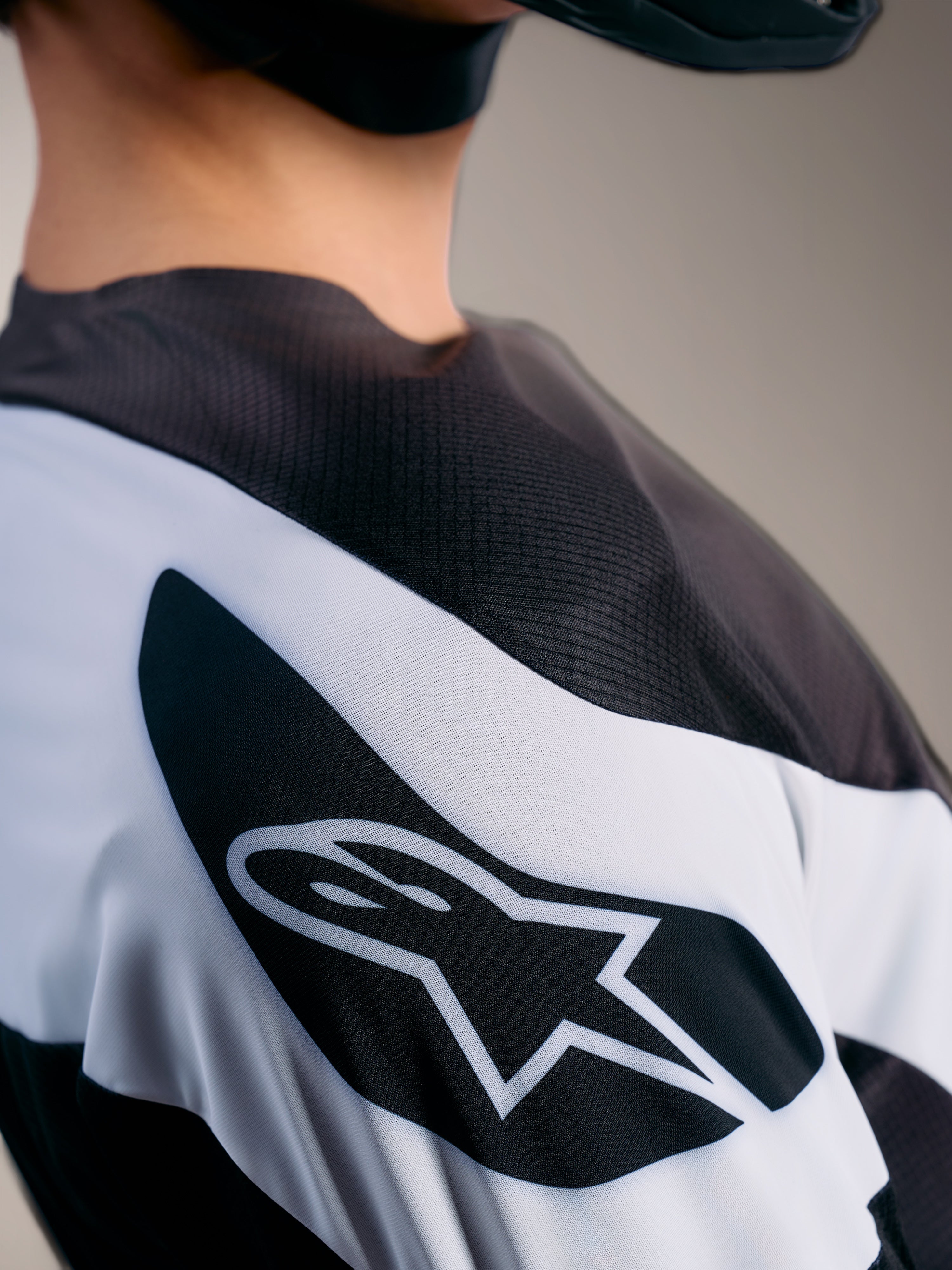 Camisola Alpinestars A-Supra Elite Gray Fade, com tecido microperfurado respirável e logótipo ASTARS em destaque.