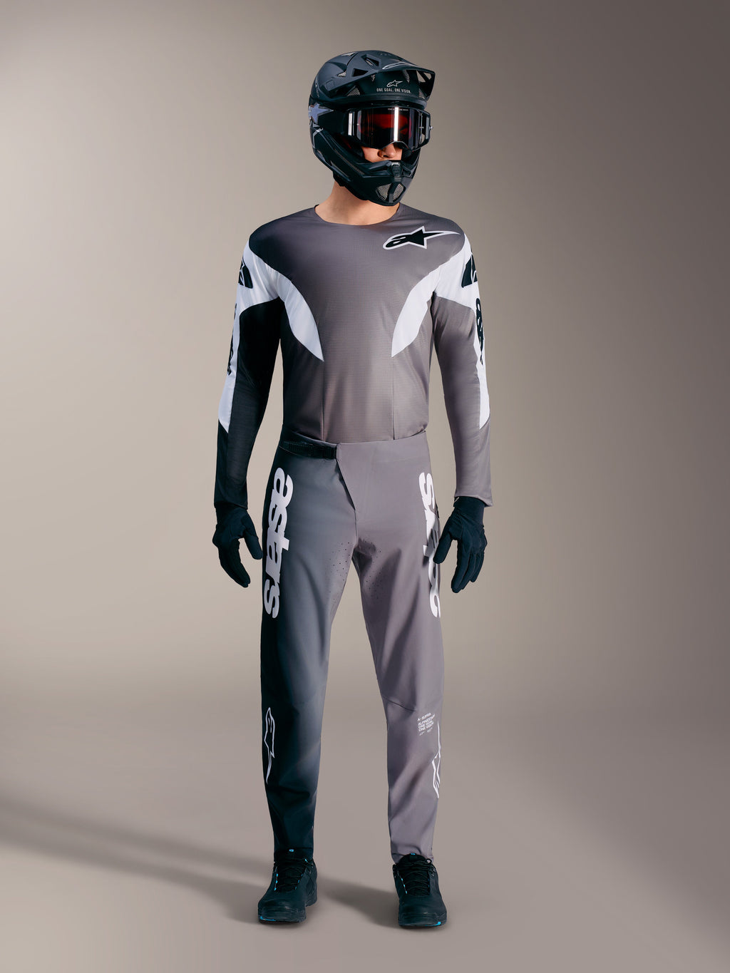 Equipamento Alpinestars A-Supra Elite MTB cinzento, camisola e calças de performance com logótipos brancos destacados.