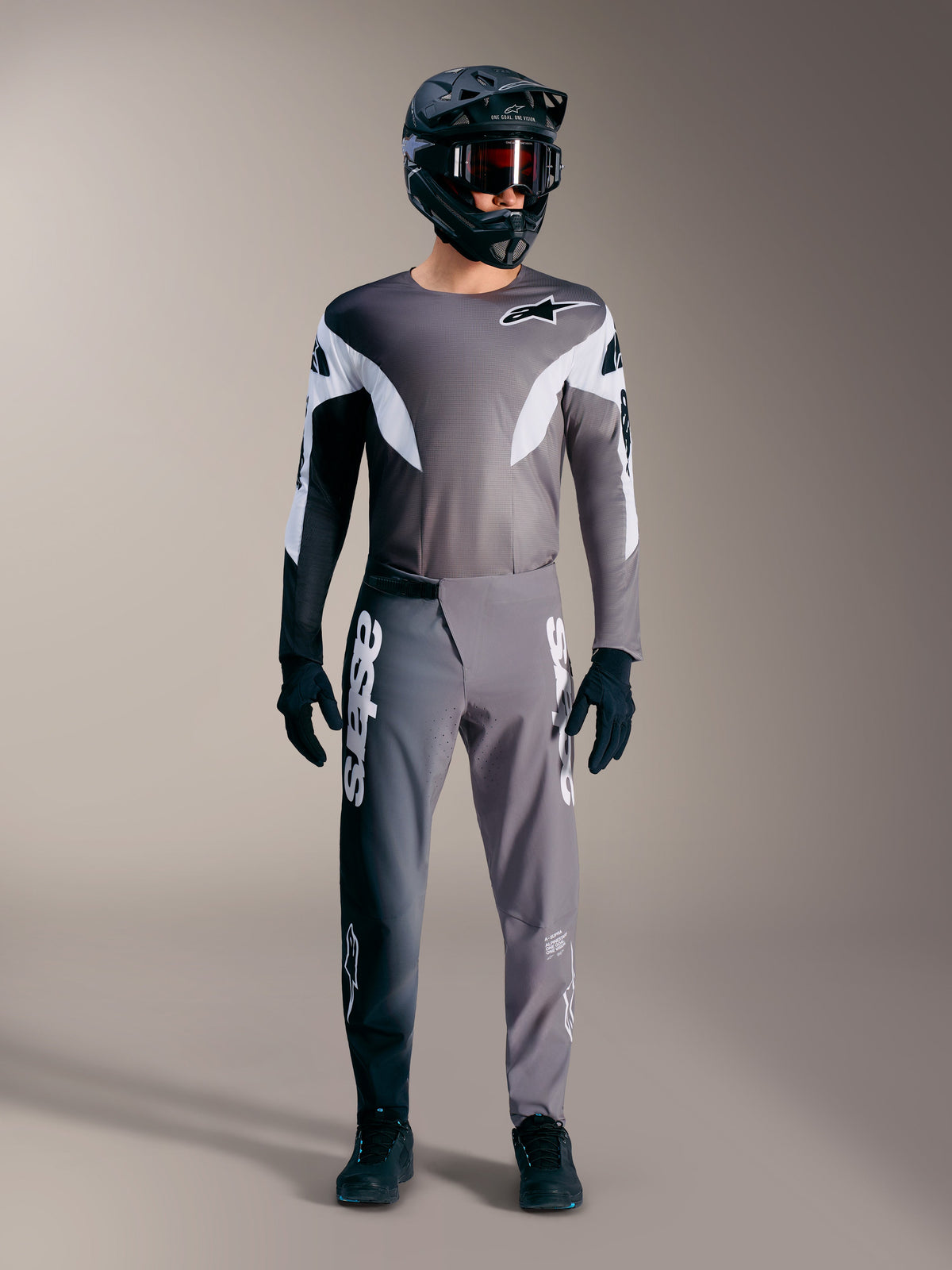 Equipamento Alpinestars A-Supra Elite MTB cinzento, camisola e calças de performance com logótipos brancos destacados.