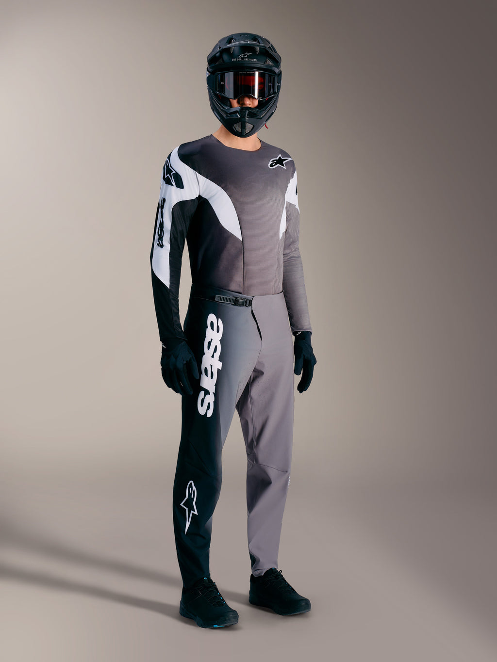 Kit MTB Alpinestars A-Supra Elite em Faded Gray, com calças de logótipo branco e camisola técnica de competição.