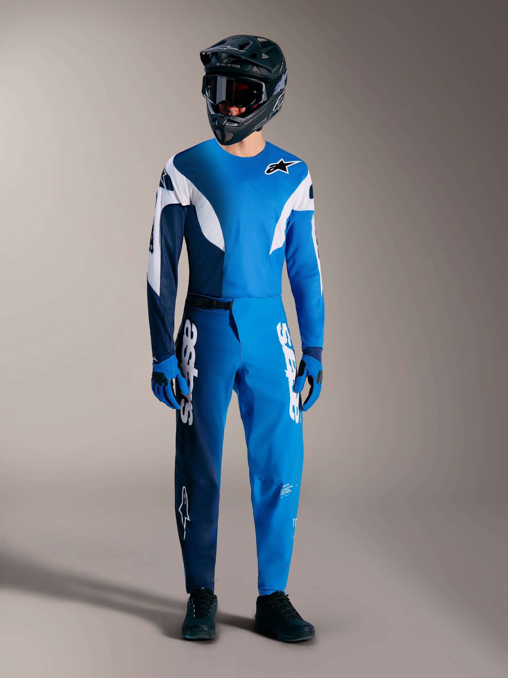 Kit Alpinestars 2026 A-Supra Elite em azul vibrante, com camisola técnica e calças de BTT de alta performance.