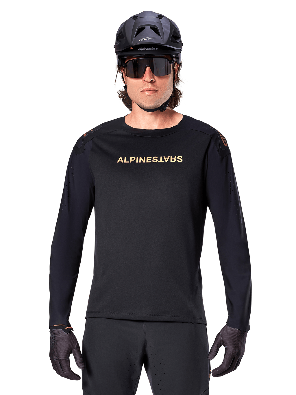 Jersey de Manga Longa Alpinestars A-Aria Polartec Switch, preta, logótipo Alpinestars dourado no peito, usada com capacete de BTT preto, óculos de sol escuros e luvas pretas, equipamento profissional para trilhos de mountain bike