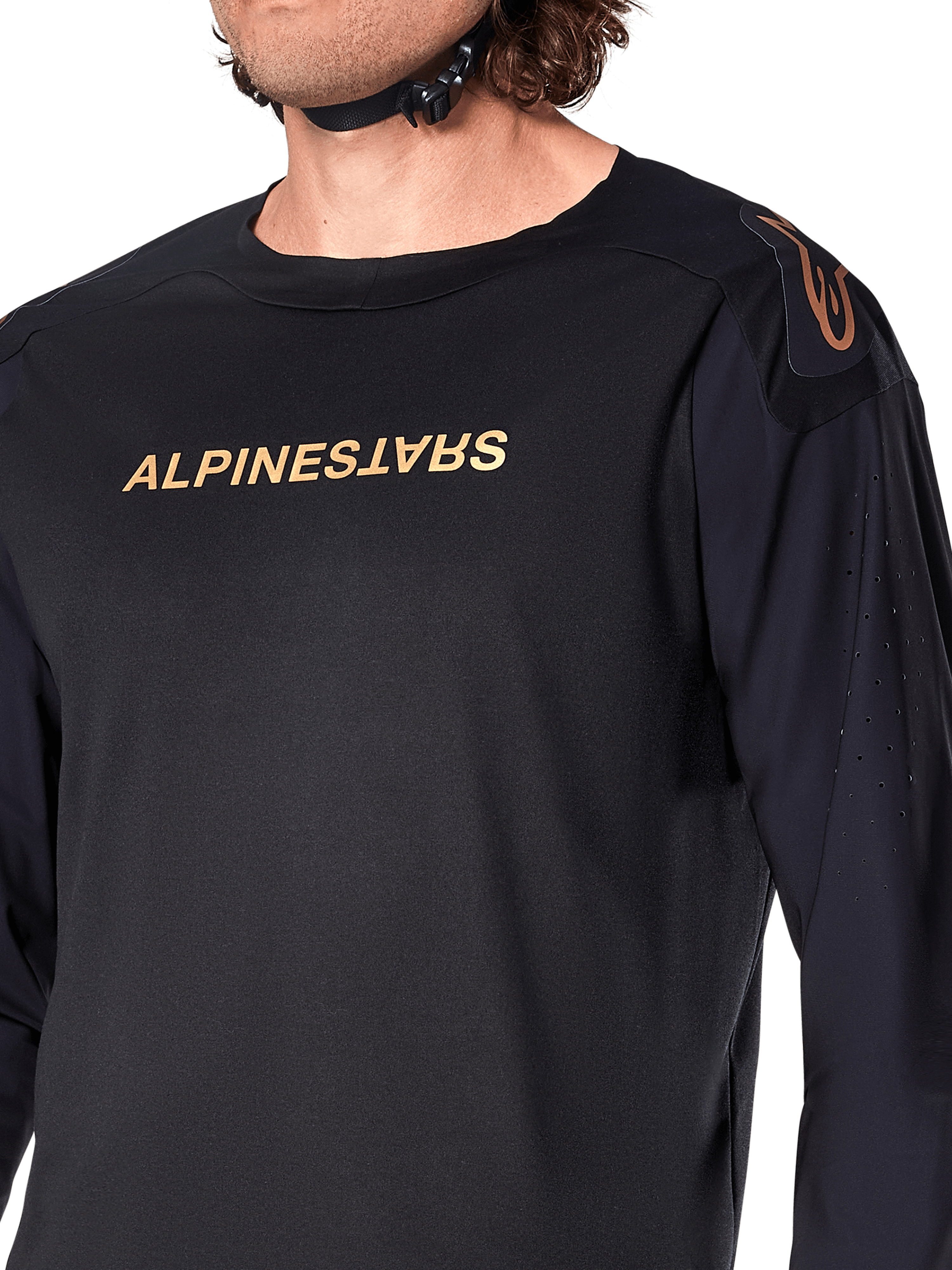 Alpinestars A-Aria Polartec Switch Long Sleeve Jersey, preto, com logótipo Alpinestars em bronze no peito e no ombro, perfurações a laser nas mangas para ventilação, vestuário técnico de performance para MTB