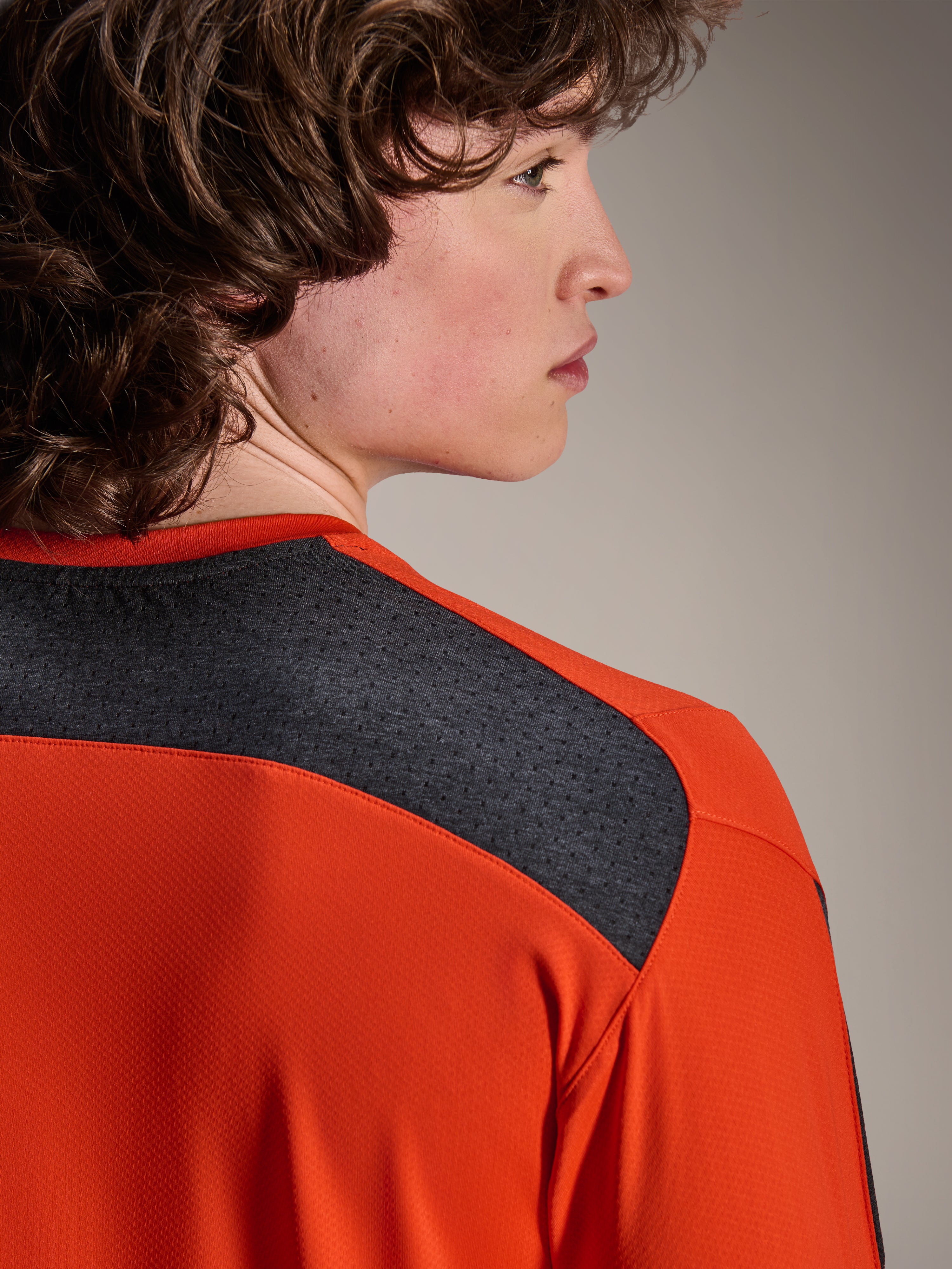 Alpinestars A-Dura Insert Astar Jersey, camisola de BTT de manga comprida, Spicy Orange, com painéis de malha cinzento-escuro no ombro e na parte superior das costas, tecido durável para desempenho em todo-o-terreno