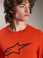 Alpinestars A-Dura Insert Astar Jersey, camisola de BTT de manga comprida, cor de laranja Spicy Orange, com logótipo Alpinestars Astar preto no peito, vista em grande plano num modelo masculino