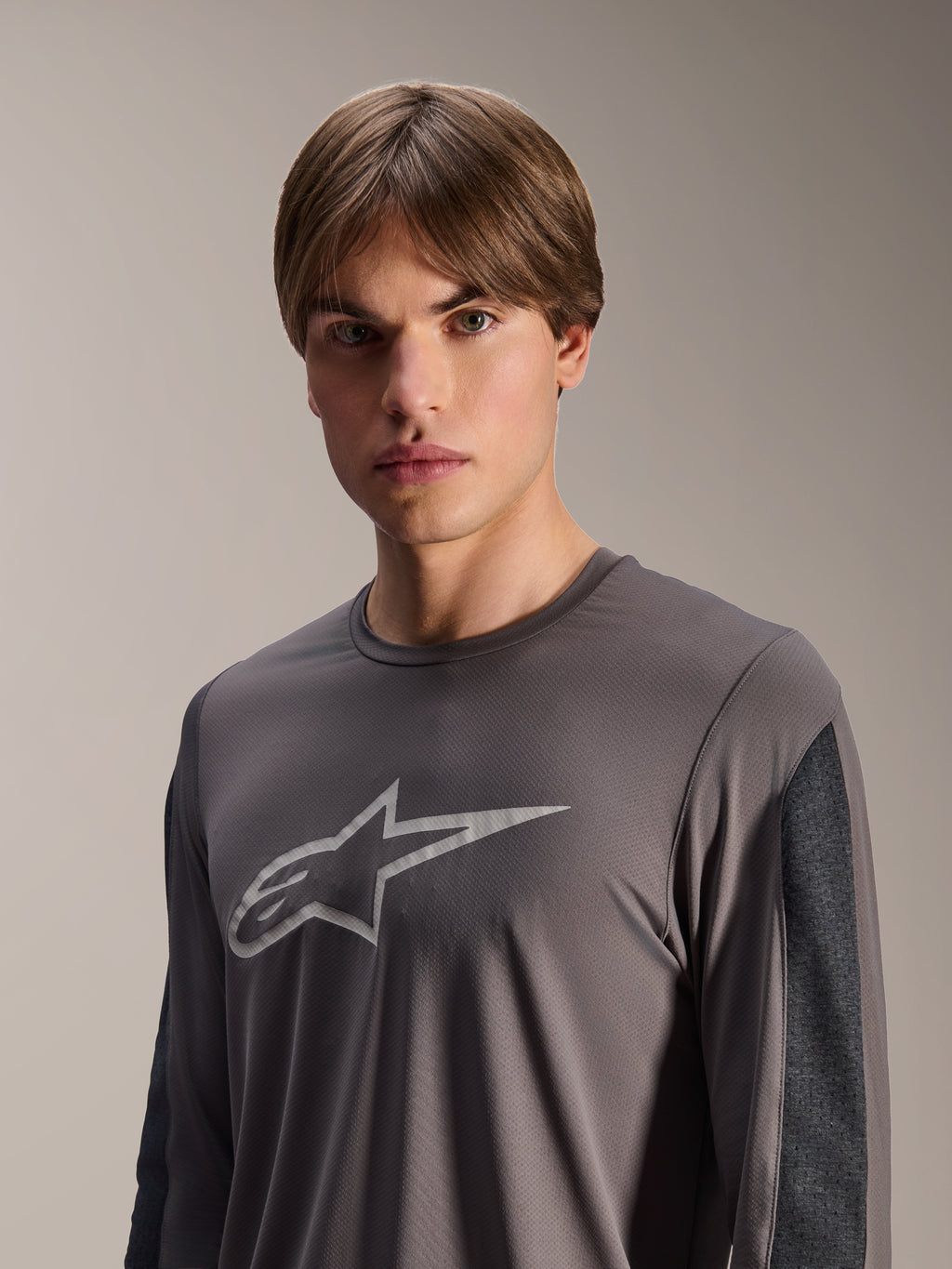 Camisola Alpinestars A-Dura Insert Astar, camisola de MTB de manga comprida, cinzento escuro, com um logótipo Astar cinzento claro no peito e painéis contrastantes cinzento escuros nas mangas, vestuário de performance técnica para ciclismo fora de estrada