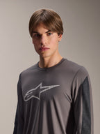 Camisola Alpinestars A-Dura Insert Astar, camisola de MTB de manga comprida, cinzento escuro, com um logótipo Astar cinzento claro no peito e painéis contrastantes cinzento escuros nas mangas, vestuário de performance técnica para ciclismo fora de estrada