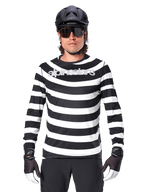 Ciclista masculino com Jersey de Manga Comprida Alpinestars A-Aria Oscar, listas horizontais pretas e brancas, logótipo Alpinestars refletor no peito, combinado com capacete de MTB preto, óculos de sol de ciclismo e luvas de performance