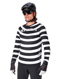 Camisola de Manga Comprida Alpinestars A-Aria Oscar, camisola de ciclismo BTT, riscas horizontais pretas e brancas, usada com capacete preto e óculos de sol, com logótipo Alpinestars no peito, vestuário de performance para BTT