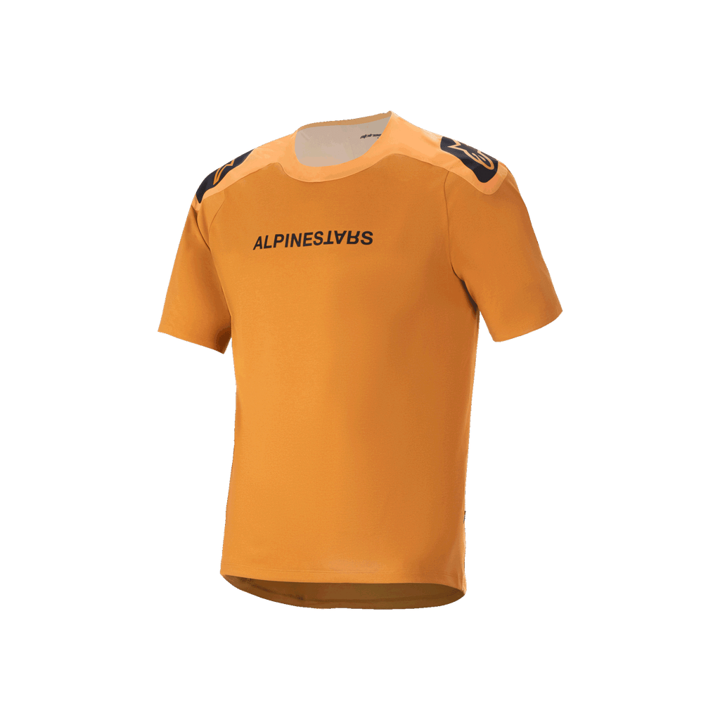 Camisola de manga curta Alpinestars A-Aria Polartec Switch, dourado escuro, texto Alpinestars preto no peito, logótipos nos ombros, vestuário técnico de BTT com design de cauda longa