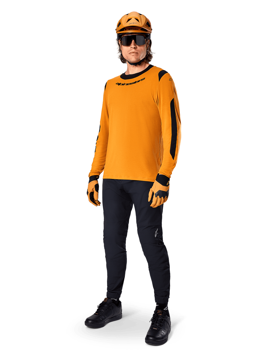 Camisola de manga comprida Alpinestars A-Dura Dri Wool, Dark Gold, usada com capacete laranja a condizer, calças de MTB pretas e luvas amarelas e pretas, equipamento de ciclismo completo para trilhos todo-o-terreno