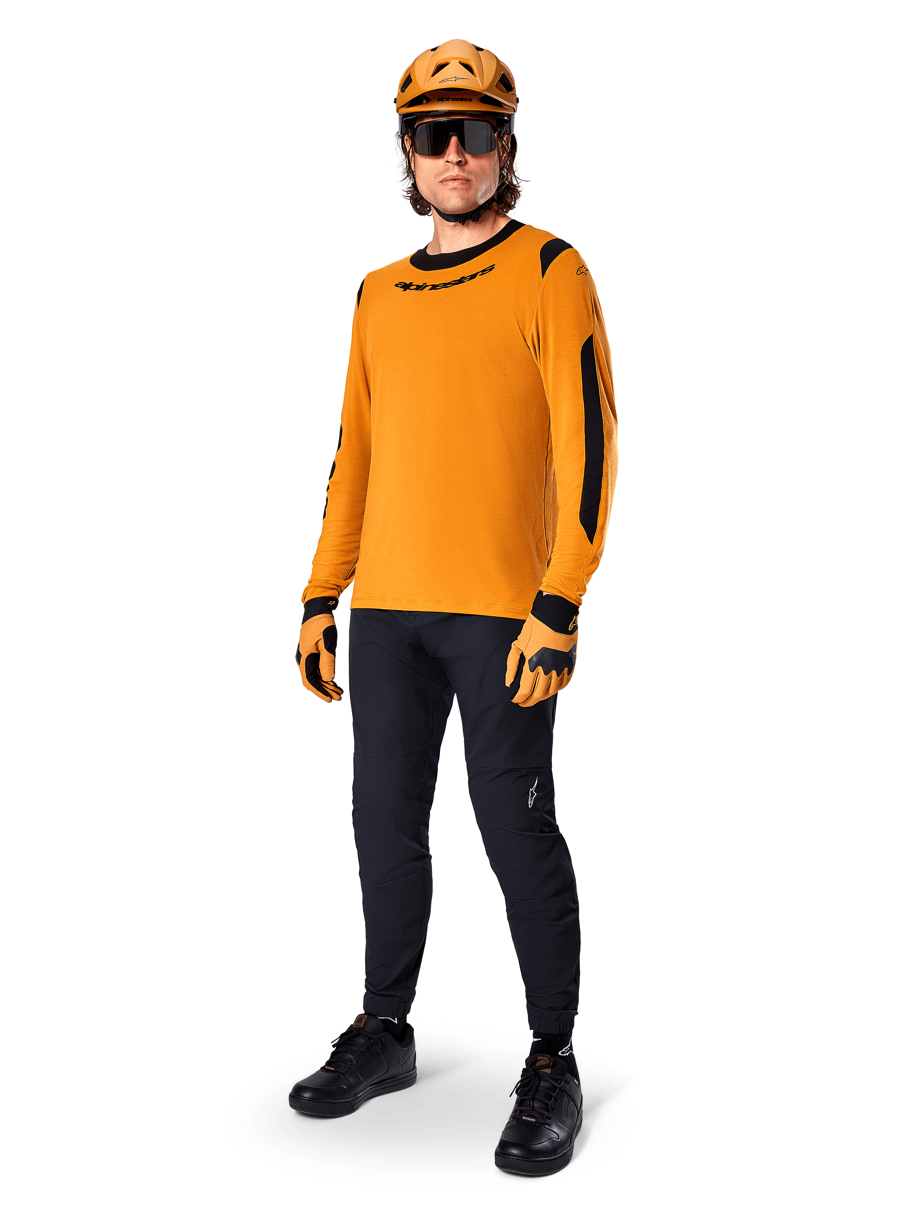 Camisola de manga comprida Alpinestars A-Dura Dri Wool, Dark Gold, usada com capacete laranja a condizer, calças de MTB pretas e luvas amarelas e pretas, equipamento de ciclismo completo para trilhos todo-o-terreno