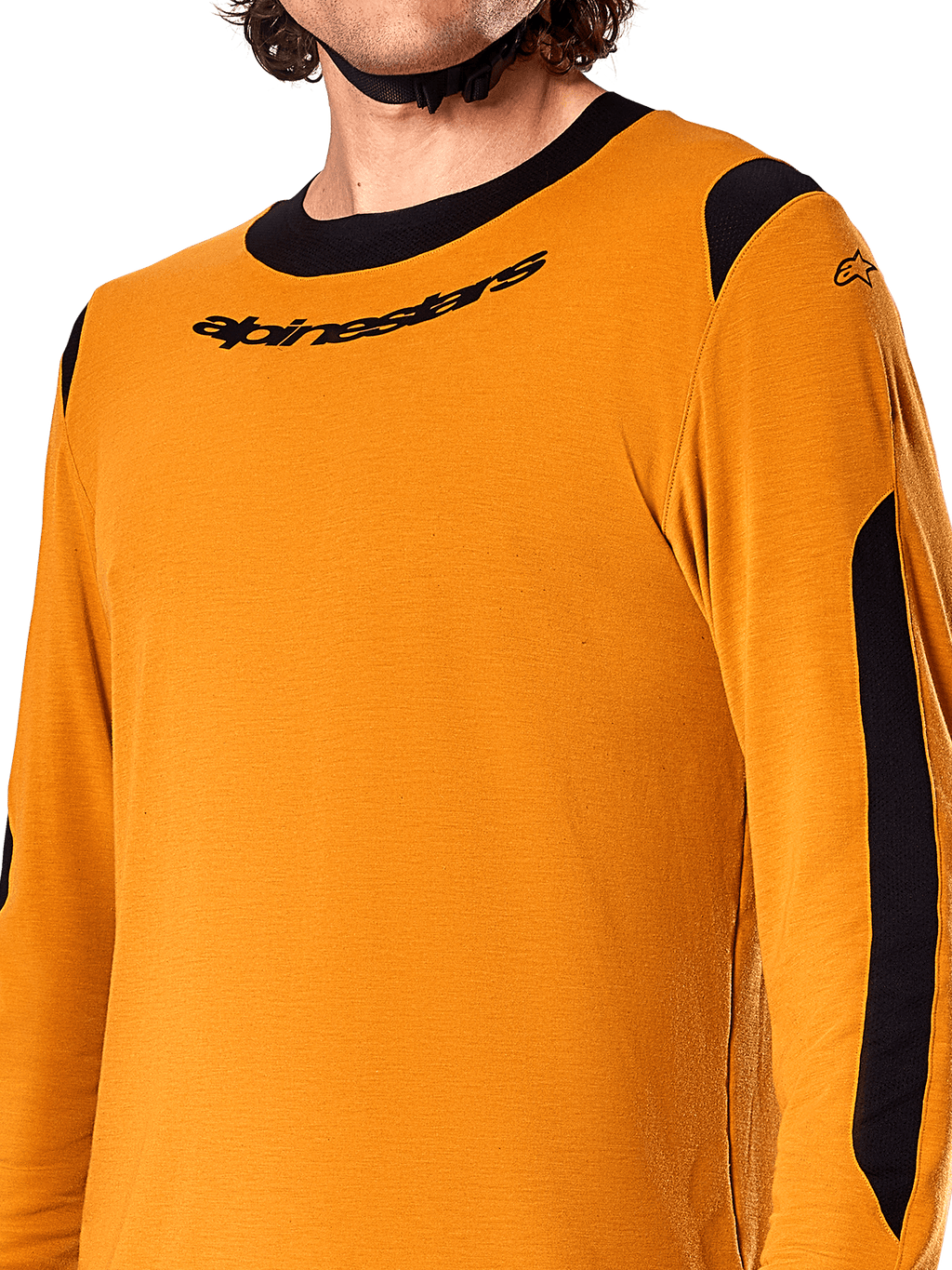 Camisola de manga comprida Alpinestars A-Dura Dri Wool, Dark Gold, pormenor da gola redonda preta com logótipo e painéis de ventilação em malha preta nos ombros e braços, vestuário de BTT de alta performance