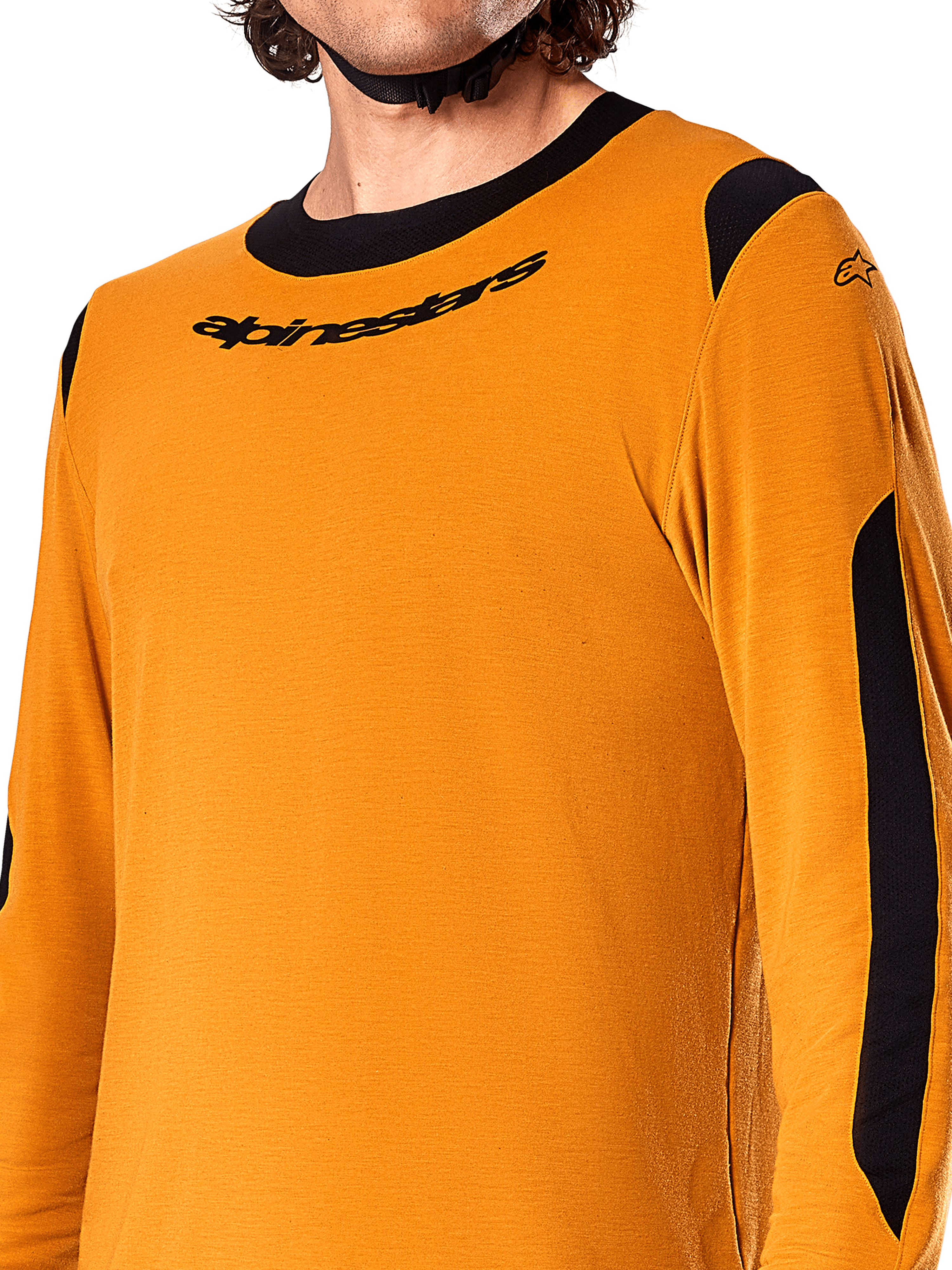 Camisola de manga comprida Alpinestars A-Dura Dri Wool, Dark Gold, pormenor da gola redonda preta com logótipo e painéis de ventilação em malha preta nos ombros e braços, vestuário de BTT de alta performance